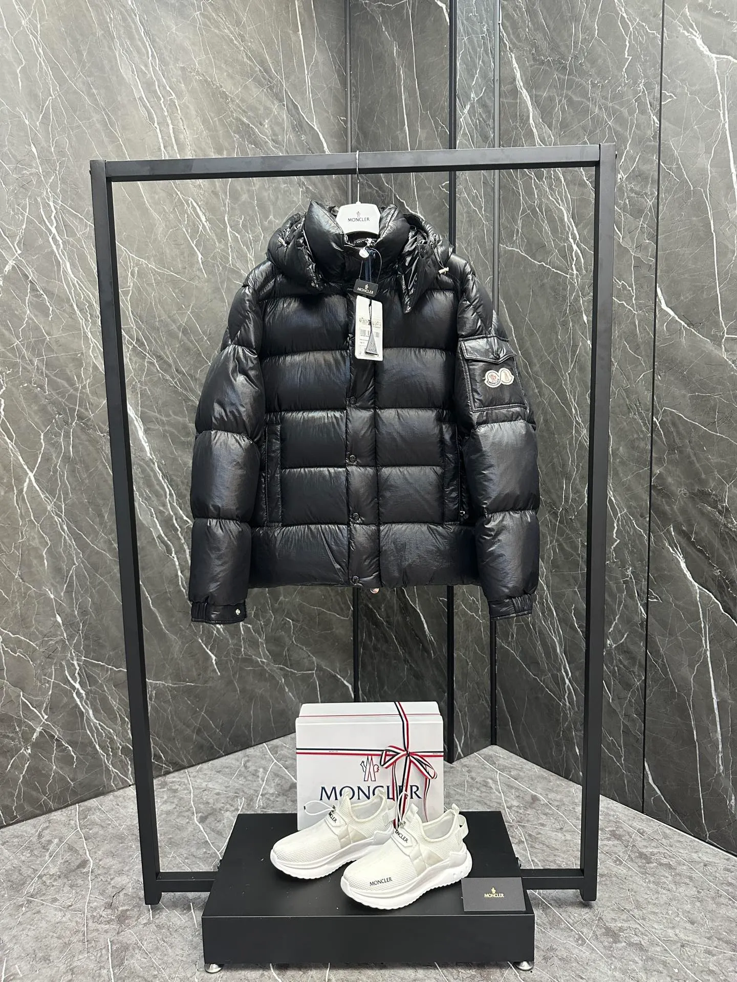 P390 Moncler/ 2026 70 、 。 DNA ， ， 。 Classic ， 、 。 Classic 70 。 Quality， 90 ，Premium Quality ， ，Black ！ Sizes M-3XL